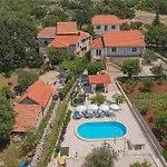 - Sibenik-dubrava 度假居