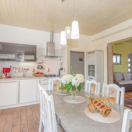 Three-bedroom With An Outdoor Swimming Pool 09 *