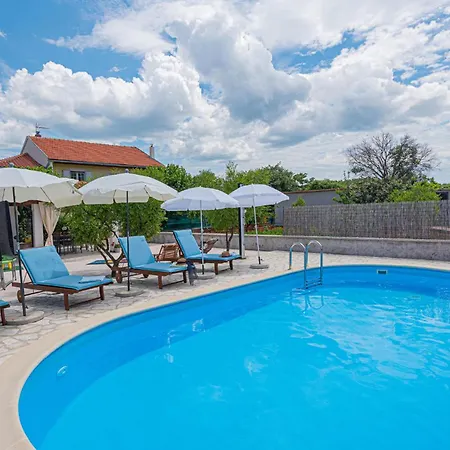 Three-bedroom With An Outdoor Swimming Pool 09