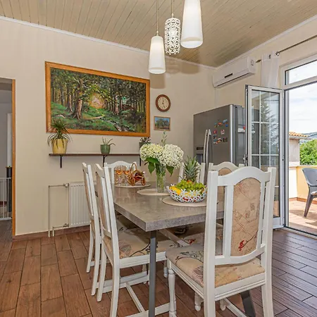 Three-bedroom With An Outdoor Swimming Pool 09