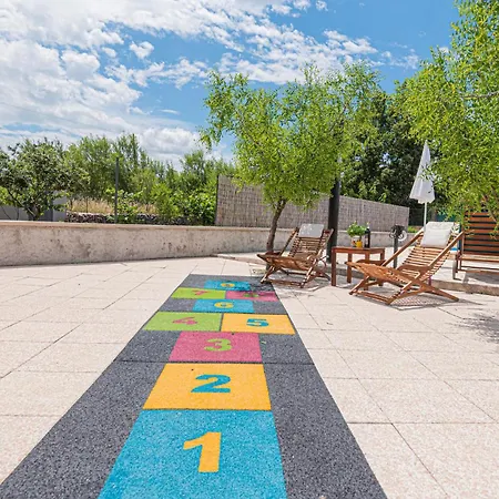 Διαμέρισμα Three-bedroom With An Outdoor Swimming Pool 09