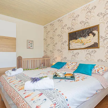 Three-bedroom With An Outdoor Swimming Pool 09