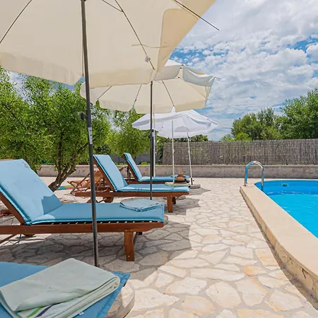 Three-bedroom With An Outdoor Swimming Pool 09 Apartment