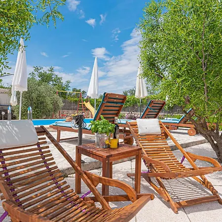 Apartment Three-bedroom With An Outdoor Swimming Pool 09