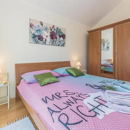 Διαμέρισμα Three-bedroom With An Outdoor Swimming Pool 09 *